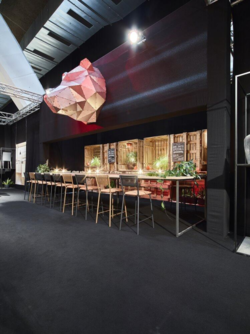 Svart ribbad mässmatta med skumbaksida - REST 390X200 CM